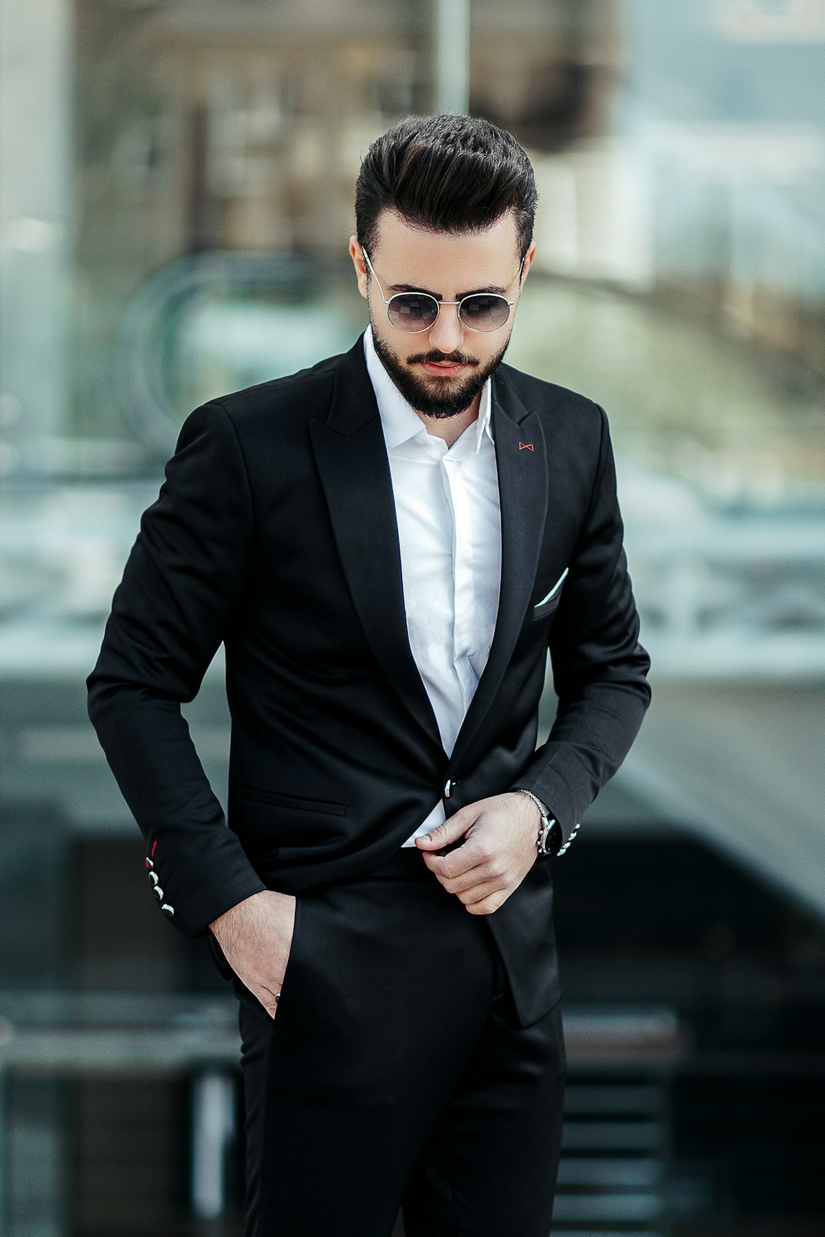 Seleção de roupas em ambiente de moda contemporânea